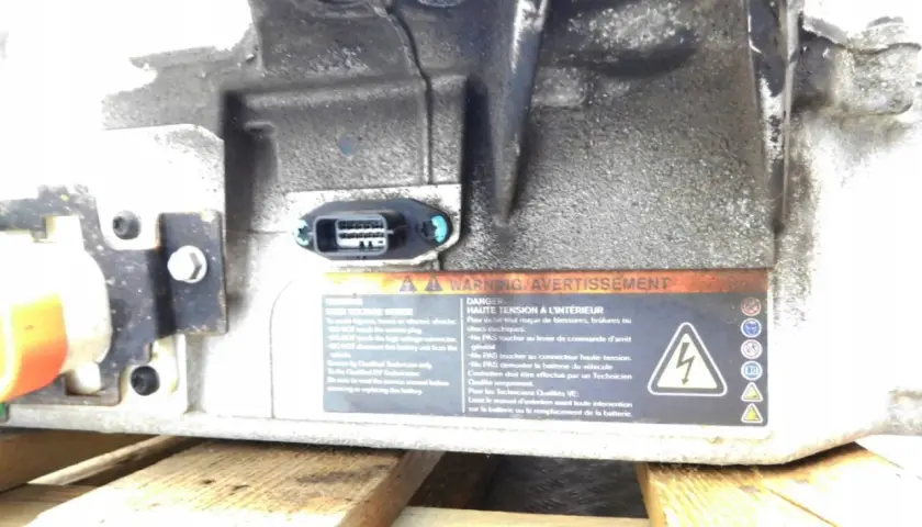 Pièce de Kangoo ZE avec connecteur haute tension. Le prix du remplacement de la batterie Kangoo ZE est une préoccupation pour les propriétaires de VE.