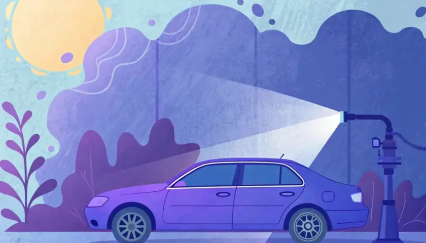 Une voiture violette est arrosée par un jet d'eau. Le soleil brille. Le tarif changement pompe à eau est peut-être abordé ici.