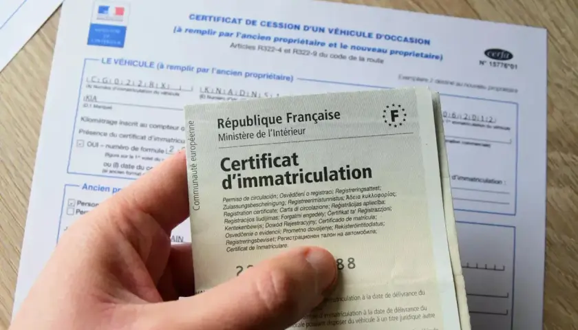 Carte grise d'une voiture électrique, document officiel français pour l'immatriculation.