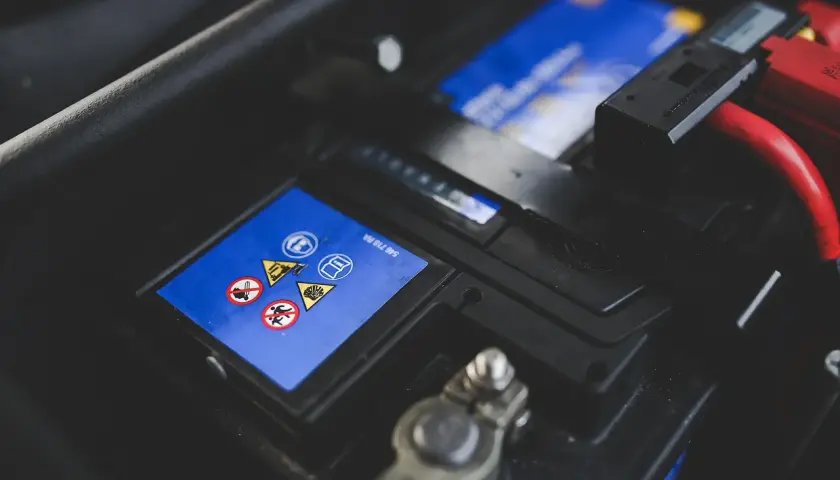 Batterie de Renault Captur, avec symboles de sécurité. La durée de vie batterie renault captur dépend de son entretien.