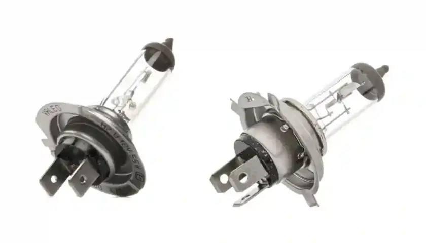 Deux ampoules de phare, une H4 et une H7, prêtes à éclairer la route.