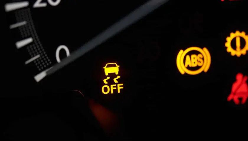 Tableau de bord d'une esp voiture : le témoin ESP est désactivé, le voyant ABS est allumé.