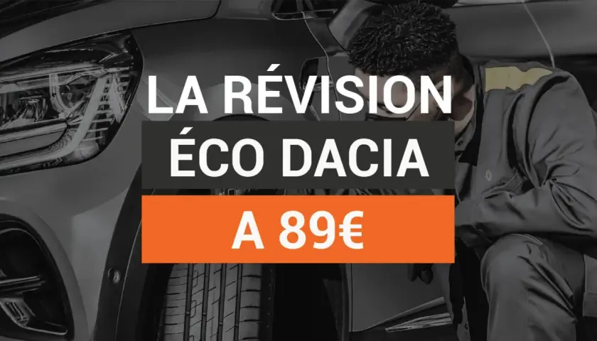 La révision éco Dacia Sandero à partir de 89€. Un mécanicien examine le véhicule.