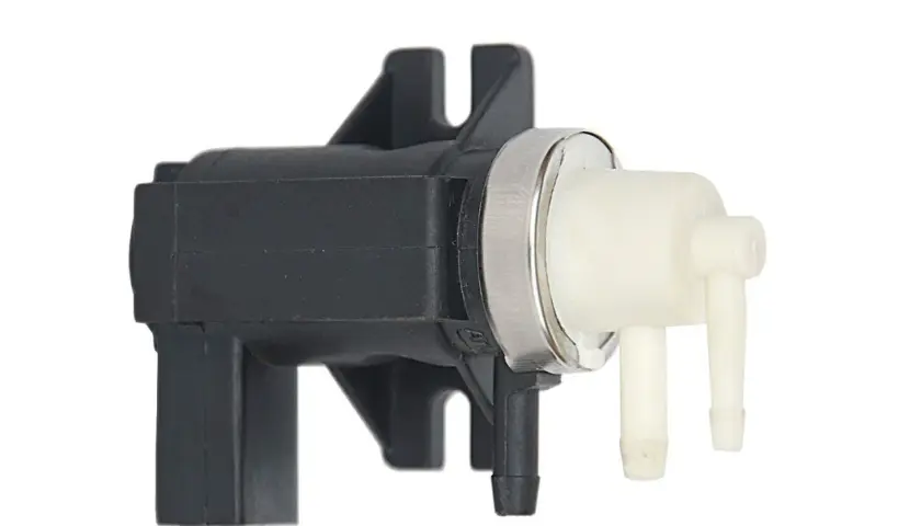 Pièce automobile noire et blanche, potentiellement liée aux symptômes de turbo HS.