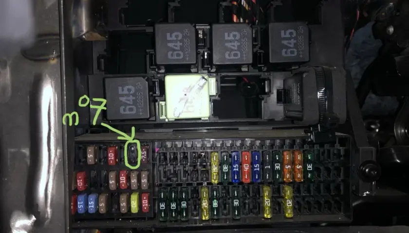 Boîte à fusibles d'une New Beetle. Un fusible 7.5A est entouré en vert, prêt à être remplacé.