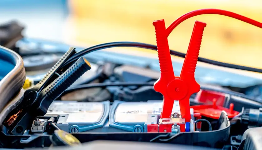 Pinces de démarrage connectées à la batterie pour démarrer une voiture sans démarreur.