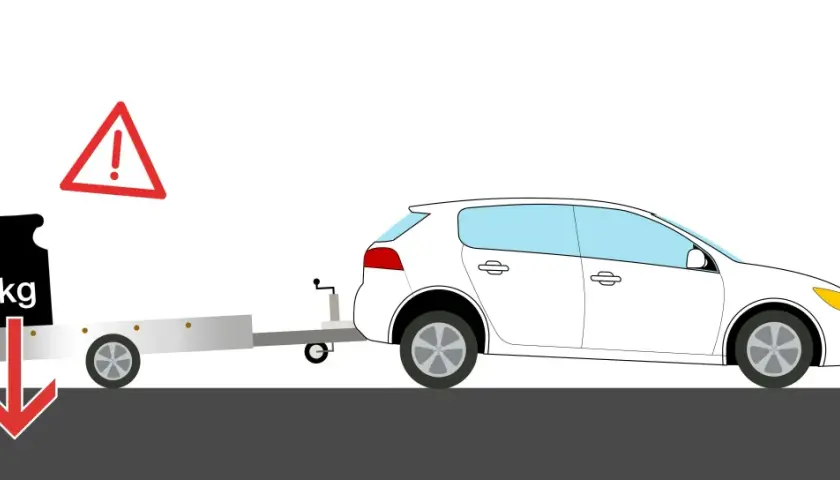 Attention ! Une charge lourde est placée sur la remorque, indiquant la charge maximale voiture.