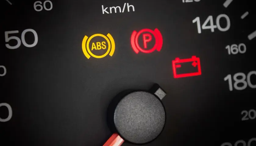 Voyant ABS allumé, un symptôme possible d'un capteur ABS défectueux. Le tableau de bord affiche aussi les voyants de frein de parking et de batterie.