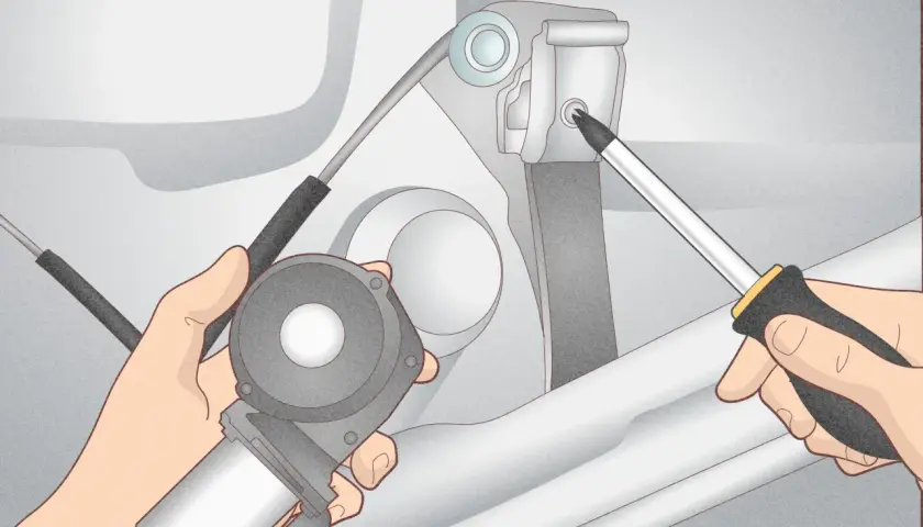Maintenant, apprenons comment remonter manuellement une vitre électrique. Un tournevis est utilisé pour fixer le mécanisme.