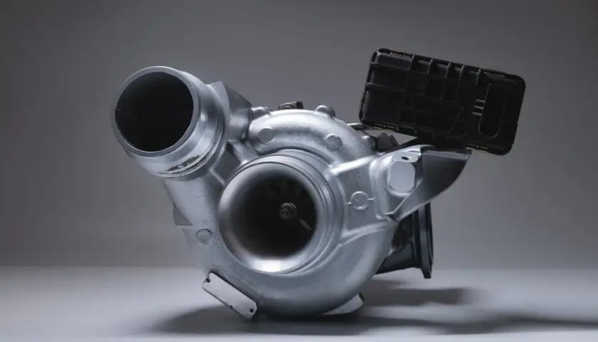 Turbocompresseur argenté avec une wastegate noire. Le cœur du moteur, prêt à déchaîner sa puissance.