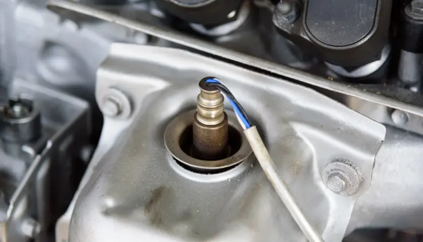 Détail du fonctionnement d'un détrompeur de sonde lambda sur un moteur. Le capteur est visible avec ses fils.
