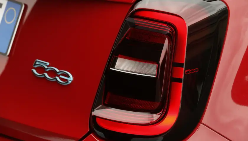 Feu arrière rouge d'une Fiat 500, prêt pour un changement d'ampoule. Le logo "500" est visible.