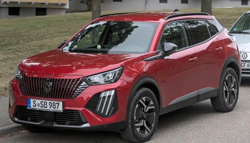 Peugeot 2008 rouge garé, idéal pour connaître le tarif révision Peugeot 2008.