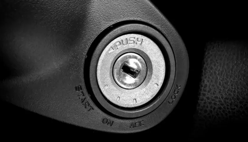 Le neiman de la voiture, prêt à démarrer. On voit les positions LOCK, ACC, ON et START.