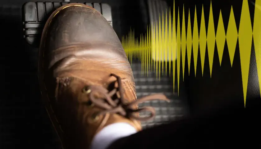 Un pied en chaussure marron appuie sur la pédale de frein, symbolisant le bruit frottement freinage.