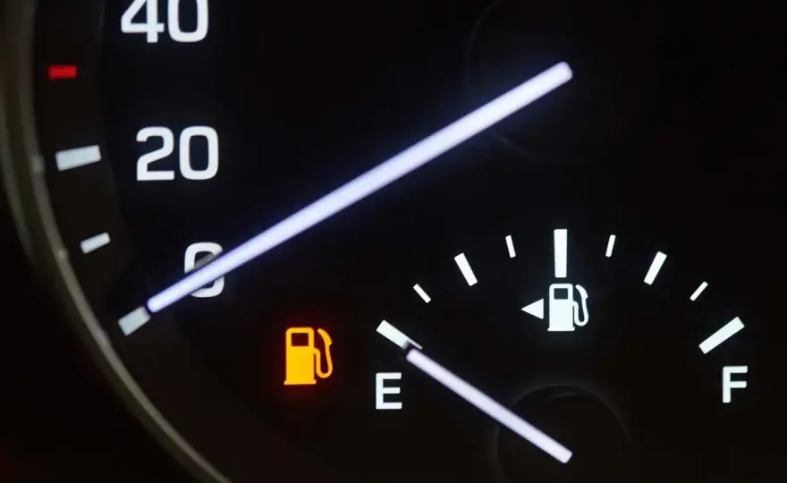 Voyant de réserve carburant - combien de kilomètres reste-t-il ?