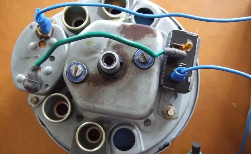 Jauge de carburant bloquée - comment vérifier le fusible ?