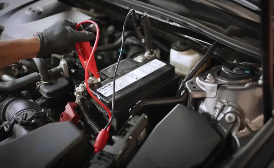 Batterie voiture qui se décharge trop vite - que vérifier d'abord ?