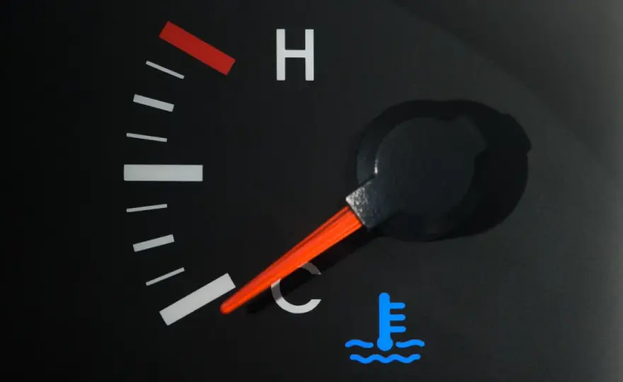Voyant bleu au tableau de bord - que signifie-t-il vraiment ?