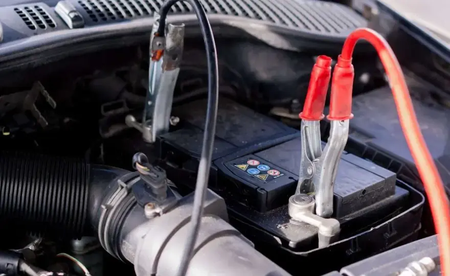 Démarreur HS ou batterie faible ? Diagnostiquez et redémarrez !