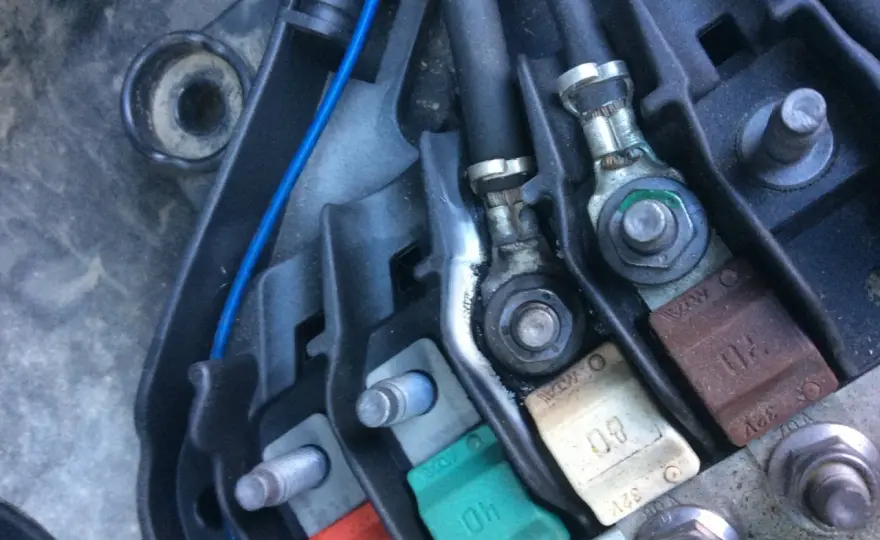 Peugeot 207 - où se trouve le fusible de direction assistée ?