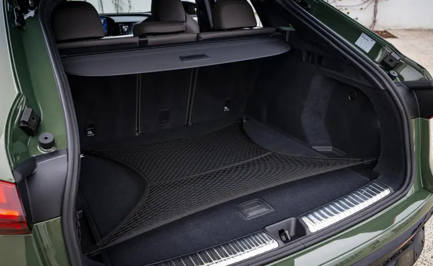 Audi Q5 batterie - emplacement et accès dans le coffre
