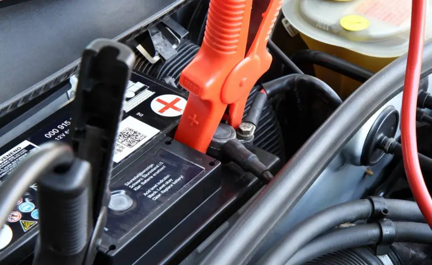 Batterie de voiture à plat - comment la recharger correctement