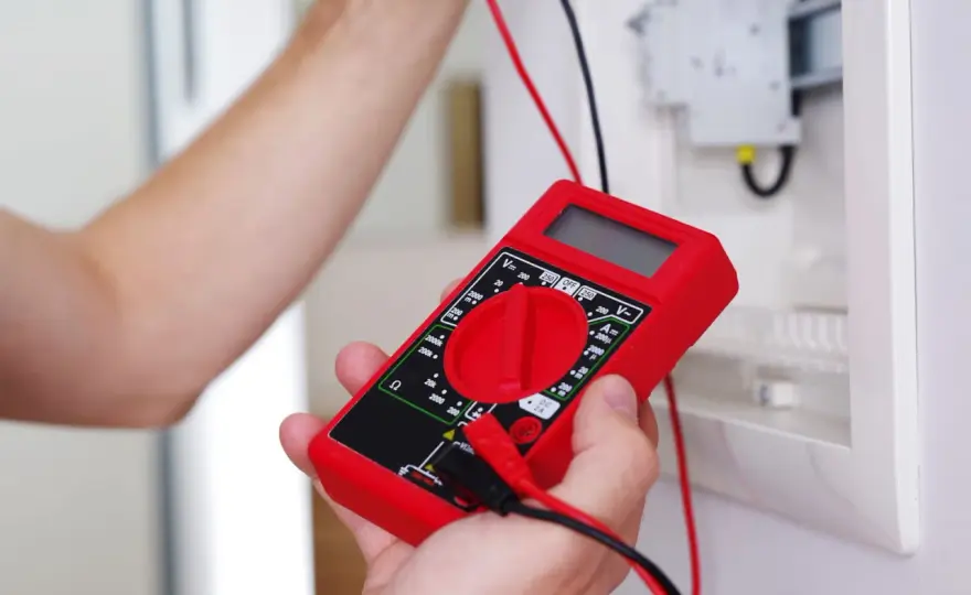 Tester un fusible de voiture au multimètre - Le guide simple