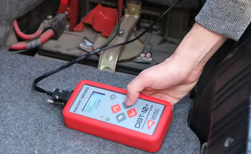 Tester une batterie sans multimètre - les bons indices