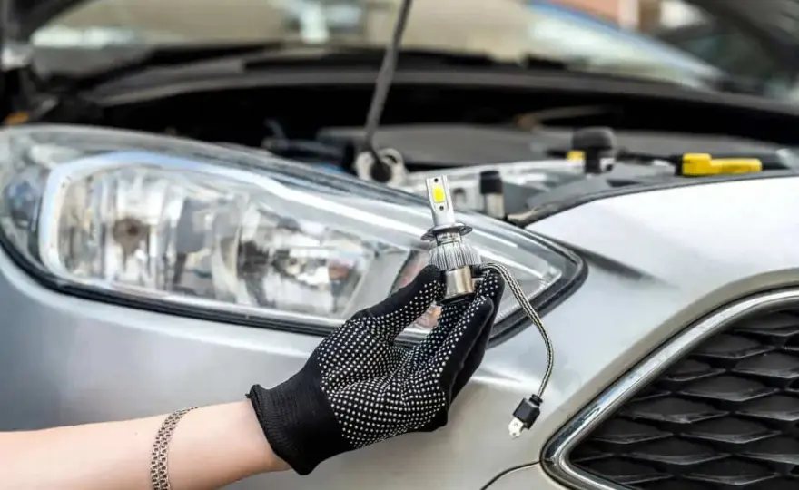 Changer une ampoule de voiture sans abîmer le phare