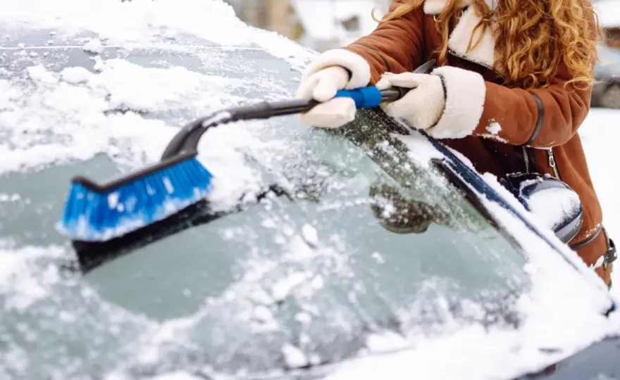 Faut-il enlever la neige sur la voiture avant de rouler ?