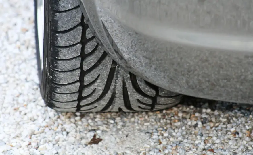 Pneu bruyant en roulant - causes, contrôles et solutions