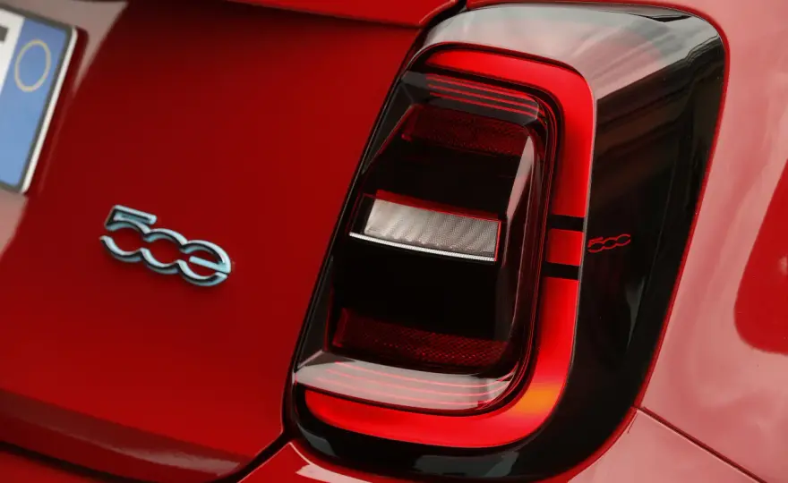 Remplacer une ampoule sur une Fiat 500 sans casser le phare