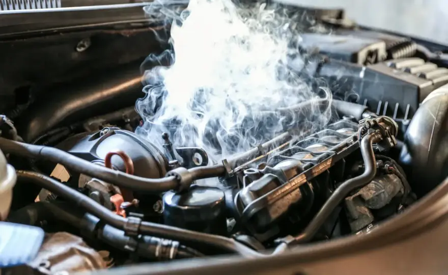 Moteur essence surchauffe - Causes, signes et solutions rapides
