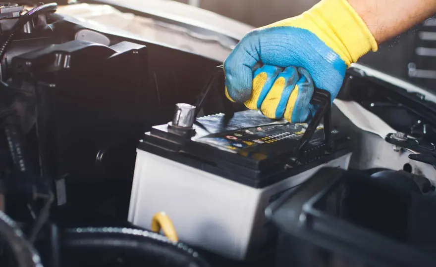 Remplacer la batterie de voiture sans se tromper
