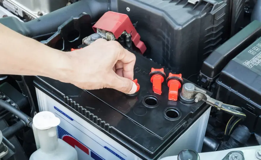 Quelle eau mettre dans une batterie de voiture ?