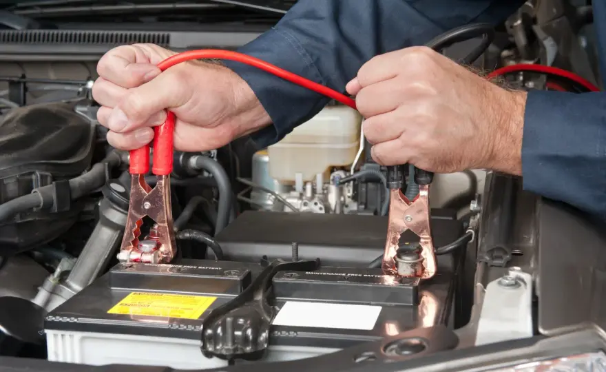 Recharger une batterie de voiture sans la débrancher, comment faire ?