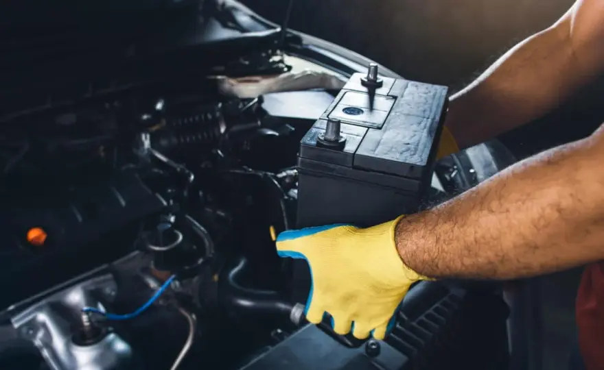 Débrancher la batterie d’une voiture sans se tromper