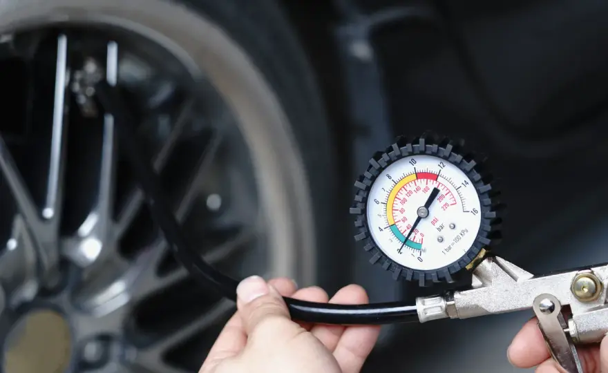 Gonfler ses pneus correctement - méthode simple à suivre