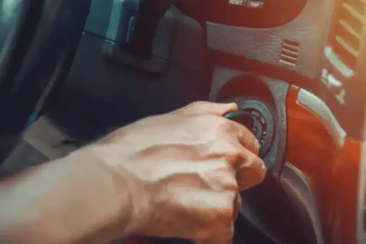 Main tenant la clé de contact, j'entends un bruit de ferraille quand je roule au ralenti. La voiture a besoin d'une réparation.