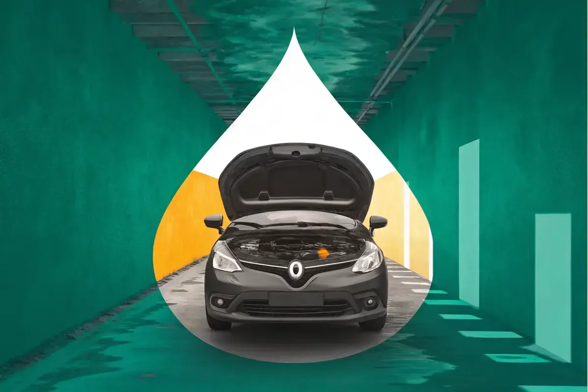 Une Clio 4 grise, capot ouvert, prête pour sa révision. L'image évoque la maintenance et le soin apporté à votre véhicule.