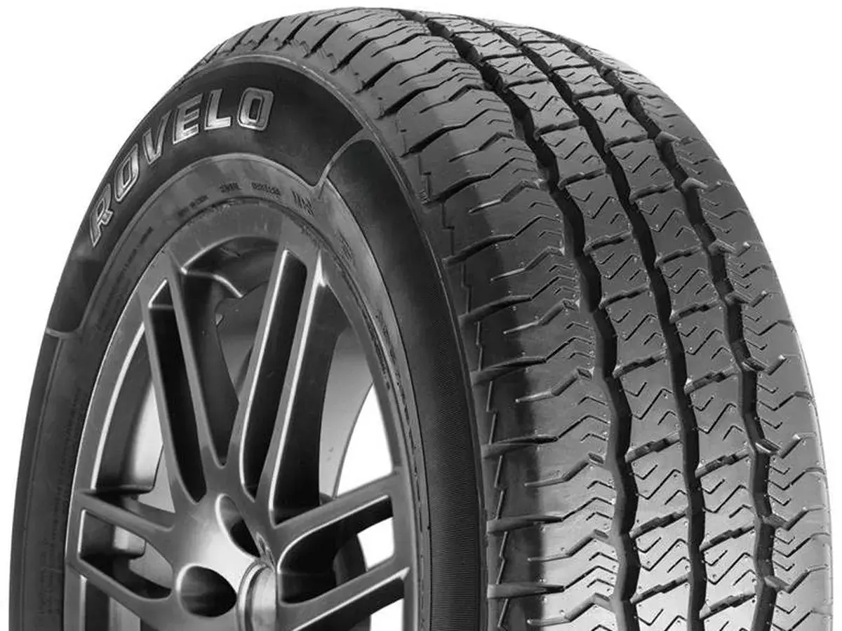Pneu Rovelo sur jante alliage. Idéal pour vérifier la taille pneu Clio 5.