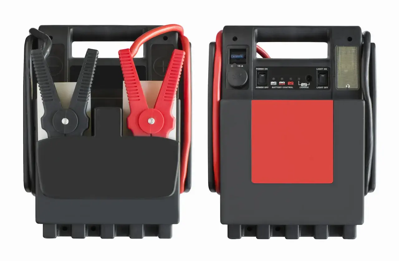 Deux boosters de batterie noirs et rouges, avec pinces. Aide à choisir quel booster de batterie choisir pour votre véhicule.