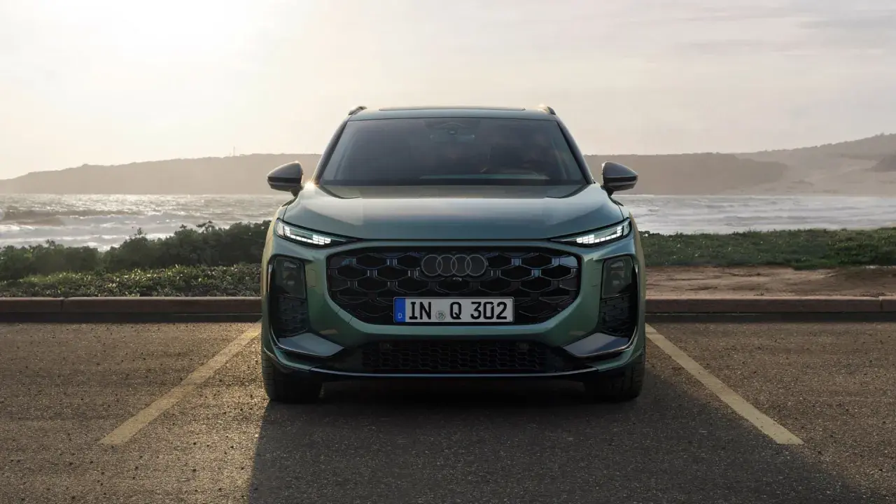 Audi Q3 vert, prêt pour l'aventure. Pensez au tarif entretien Audi Q3 pour vos futurs voyages.