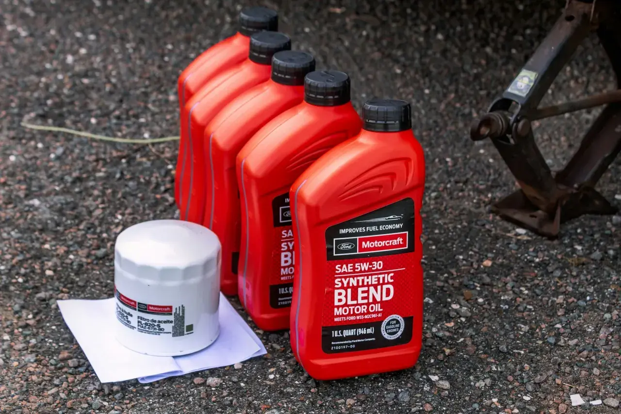 Huile 5W-30 Motorcraft pour quel moteur ? Un bidon d'huile et un filtre à huile Ford sont prêts pour une vidange.