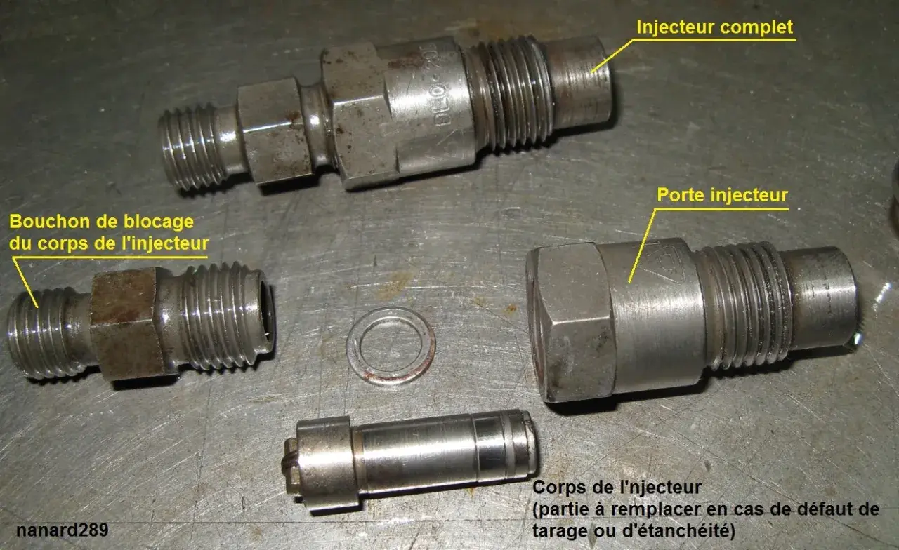 Pièces d'un injecteur essence : porte-injecteur, corps, bouchon et injecteur complet. Idéal pour tester ou remplacer.