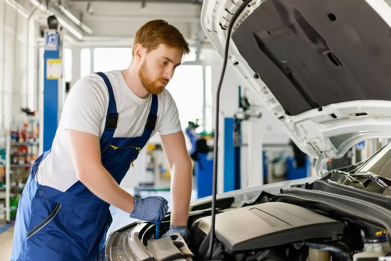 Mécanicien travaillant sur un moteur de Mercedes. Obtenez le meilleur prix vidange Mercedes pour l'entretien de votre véhicule.