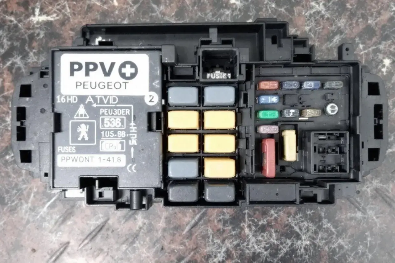 Boîtier de fusibles Peugeot 3008 phase 1, avec étiquette PPV PEUGEOT et divers fusibles colorés.