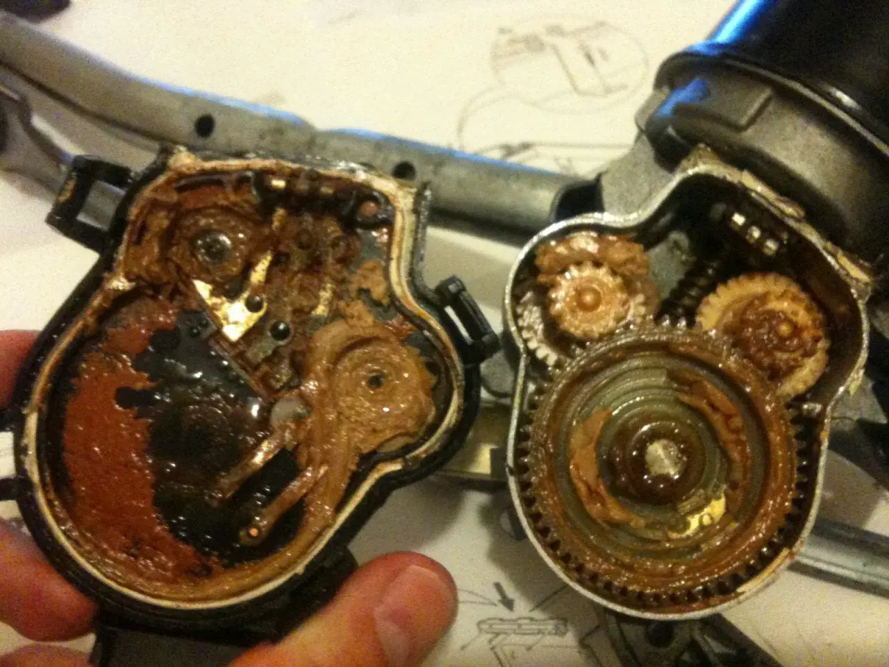 Mécanisme d'essuie-glace Clio 3, rouillé et encrassé, nécessitant un changer moteur essuie glace clio 3.