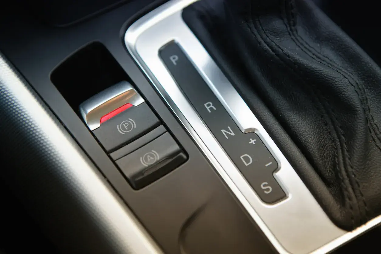 Bouton de frein à main électrique avec levier de vitesses automatique.